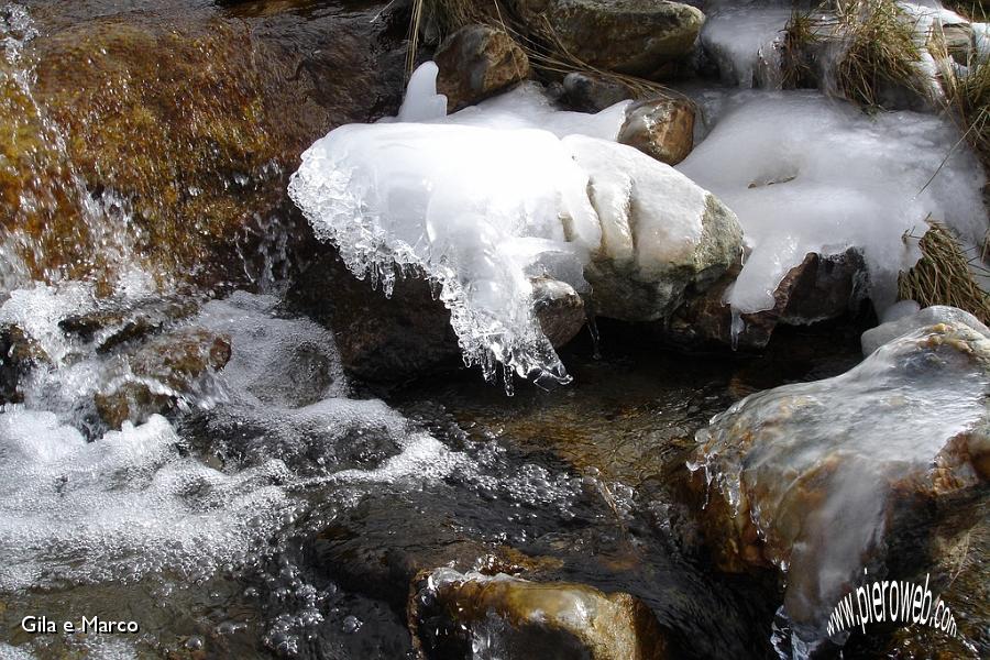 24 Torrente con sculture naturali di ghiaccio.jpg
